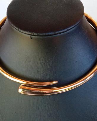 Collana cocher girocollo rigida dorata a goccia 