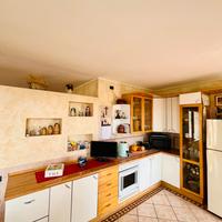 Cucina completa in legno con elettrodomestici