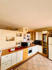 Cucina completa in legno con elettrodomestici