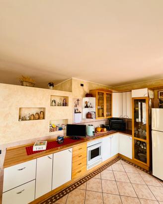 Cucina completa in legno con elettrodomestici