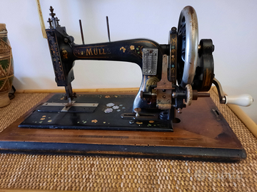 Macchina da cucire d'epoca