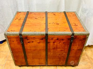 Antico Baule in legno massiccio