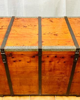 Antico Baule in legno massiccio