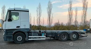 Mercedes actros 2536 con Twist lock casse 7,40 mt