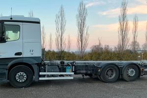 Mercedes actros 2536 con Twist lock casse 7,40 mt