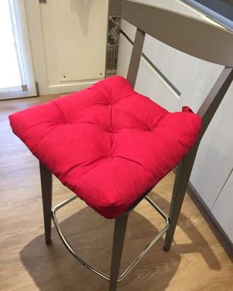 Cuscini quadrati rossi sedia cucina