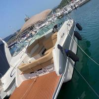 Barca Sea ray semicabinato con posto barca