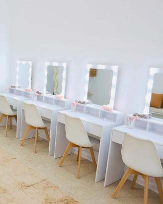 Toeletta trucco con luci integrate