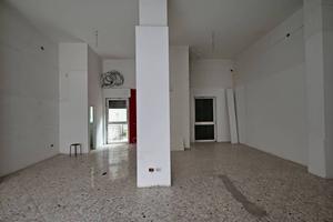 Negozio a Putignano, via Dante Alighieri, 1 locali