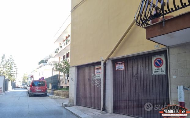 BOX AUTO CON DOPPIA SERRANDA ZONA VALENZANO VIA