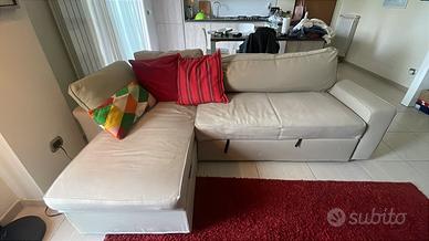 Divano angolare beige con chaise longue