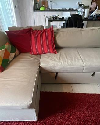 Divano angolare beige con chaise longue