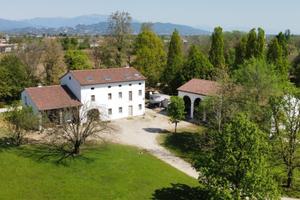 Oasi di Tranquillità: Parco, Fabbricati e Laghett