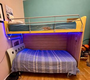 Letto a castello con scala contenitore