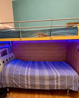 Letto a castello con scala contenitore