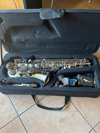 sax alto Gear4Music AS-100N, con custodia