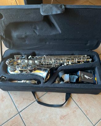 sax alto Gear4Music AS-100N, con custodia