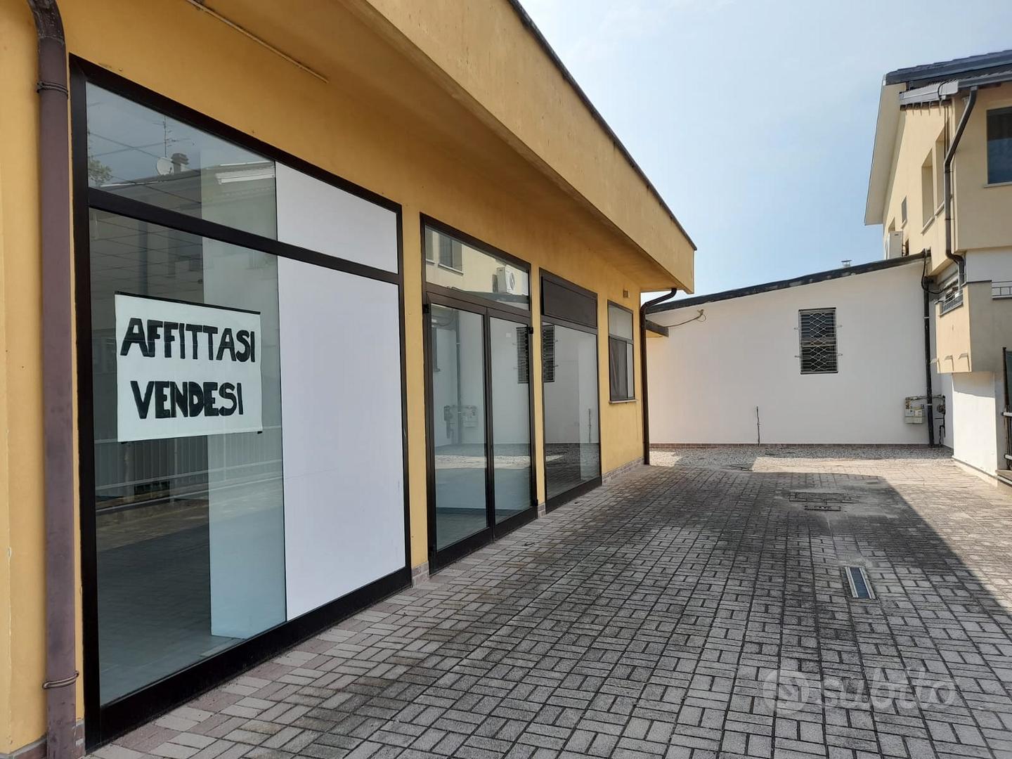 Locale con vetrine indipendente