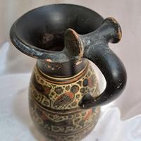 Olpe stile archeologico in terracotta a rotelle et