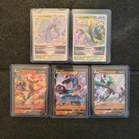 Lotto Pokémon Premium: 5 Carte in Top Loader -