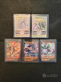 Lotto Pokémon Premium: 5 Carte in Top Loader -