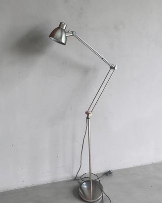 Lampada da terra orientabile in metallo