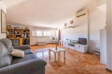 Ampio ultimo piano a Is Bingias