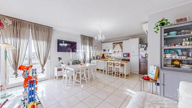 TRILOCALE CON BALCONE E GARAGE