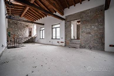 AMPIO LOFT IN STILE INDUSTRIALE CON GIARDINO