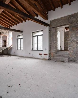 AMPIO LOFT IN STILE INDUSTRIALE CON GIARDINO