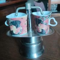 Caffettiera a due tazze, con tazze e zuccheriera 