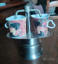 Caffettiera a due tazze, con tazze e zuccheriera 