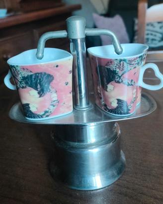 Caffettiera a due tazze, con tazze e zuccheriera 