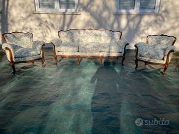 Antico divano tre posti con due poltrone