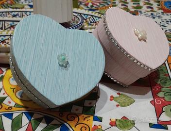 cuore di cartone con rose di raso 