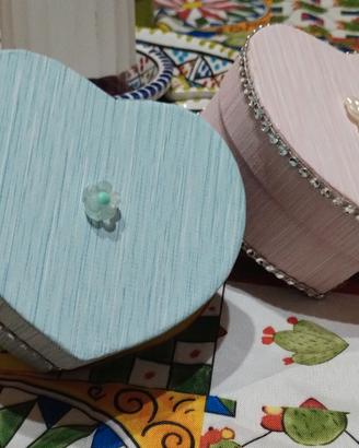 cuore di cartone con rose di raso 