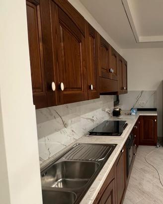 cucina in legno completa più  tavolo e sedie 