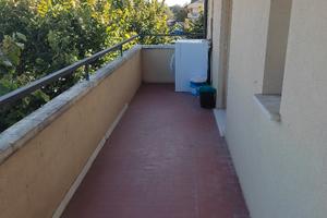 Bilocale con ampio balcone a 200 MT dal centro 