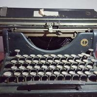Macchina da scrivere antica