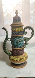 Caraffa antica con raffigurazioni mitologiche