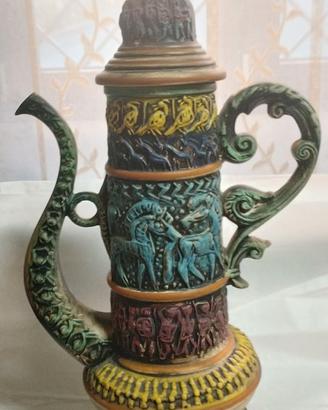 Caraffa antica con raffigurazioni mitologiche