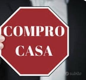 Compero casa con spazio libero fuori