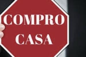 Compero casa con spazio libero fuori