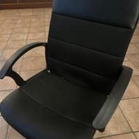 Sedia da ufficio/gaming nera con braccioli