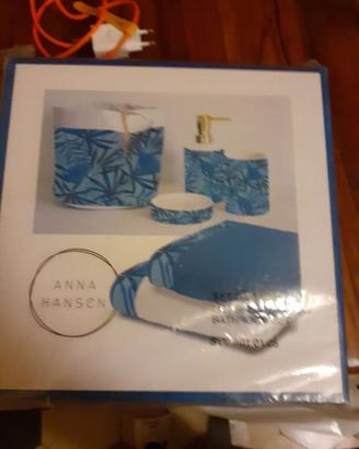 Set da bagno Anna Hansen con fantasia botanica/tro