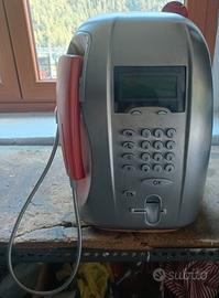 Vecchio telefono da cabina esterna 