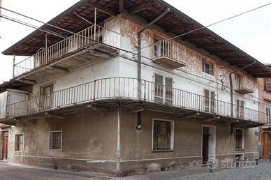 CASA SEMINDIPENDENTE A CIRIÈ