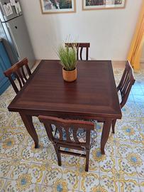 Tavolo allungabile con sedie
