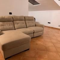 Divano con penisola e recliner elettrico