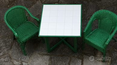 Tavolino con due poltroncine